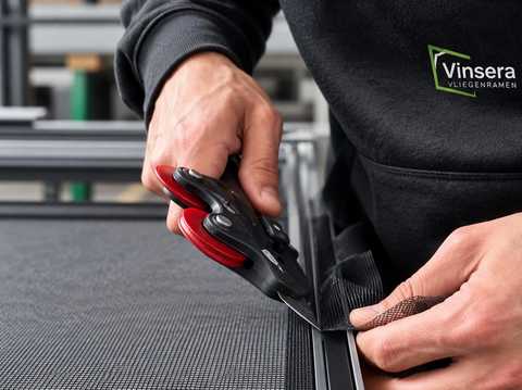 Vinsera medewerker monteert vliegenraam op maat